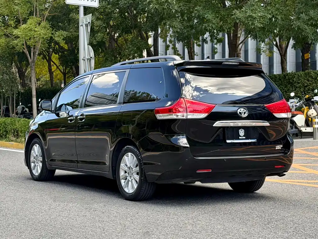 Toyota Sienna — миниатюра 6