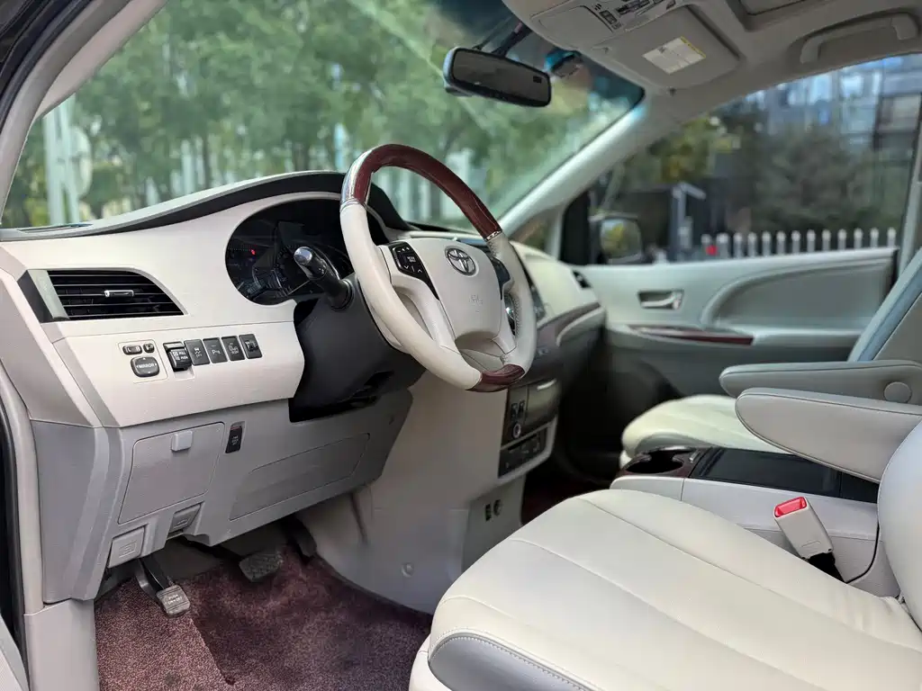 Toyota Sienna — миниатюра 7