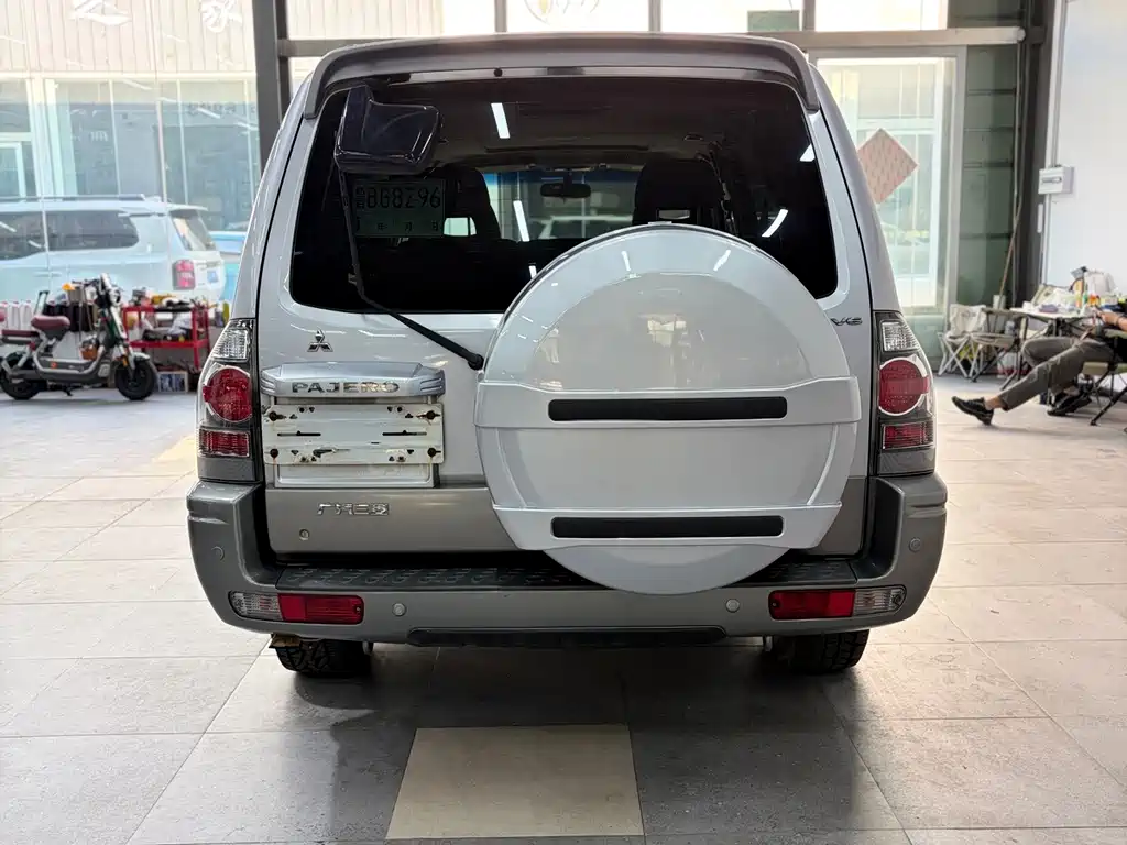 Mitsubishi Pajero — миниатюра 4