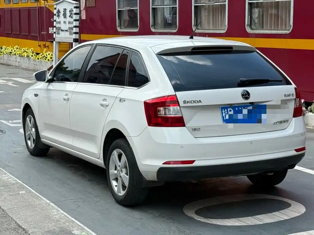 Skoda Rapid Spaceback — миниатюра 9