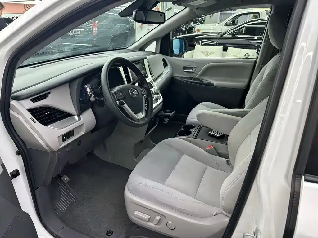 Toyota Sienna — миниатюра 4
