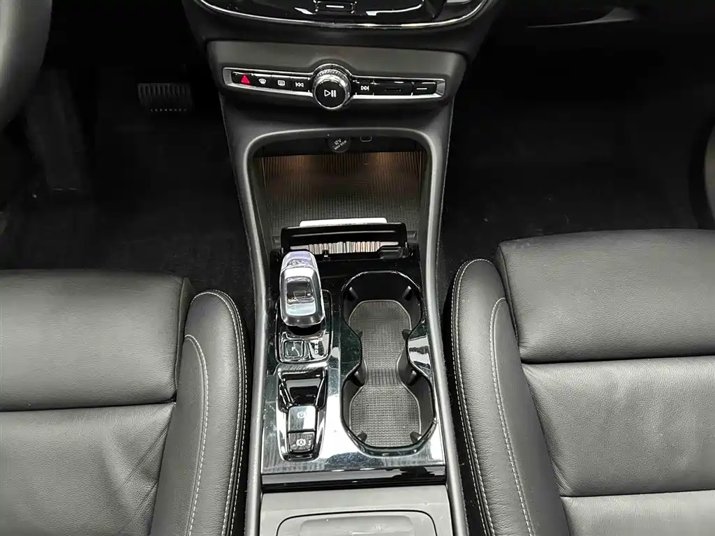 Volvo XC40 2023 B4 Luxury