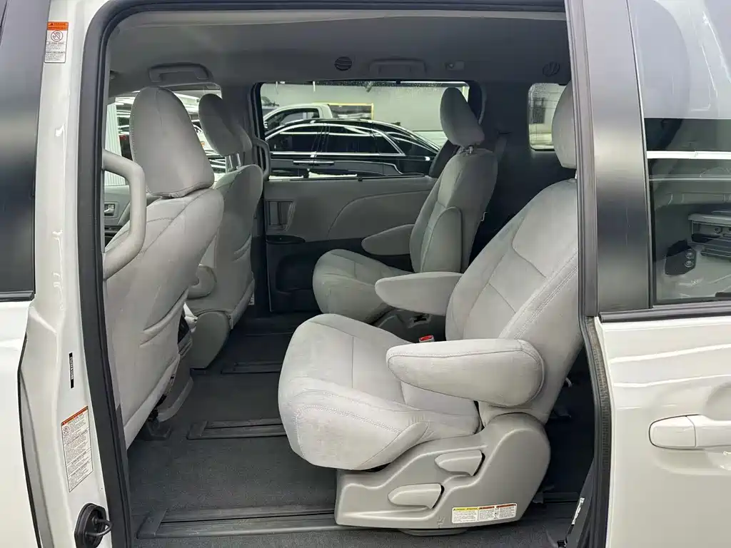 Toyota Sienna — миниатюра 5