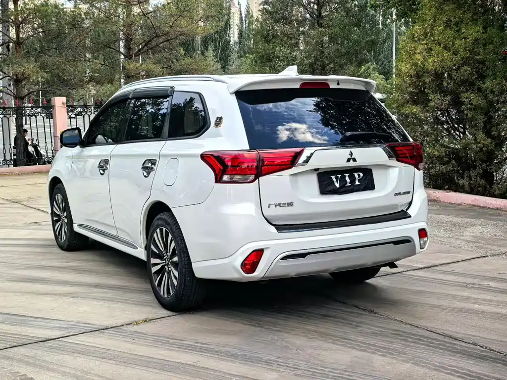 Mitsubishi Outlander — миниатюра 6