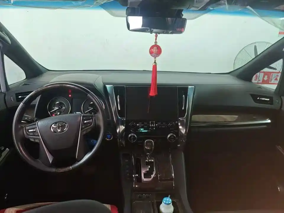 Toyota Alphard — миниатюра 4