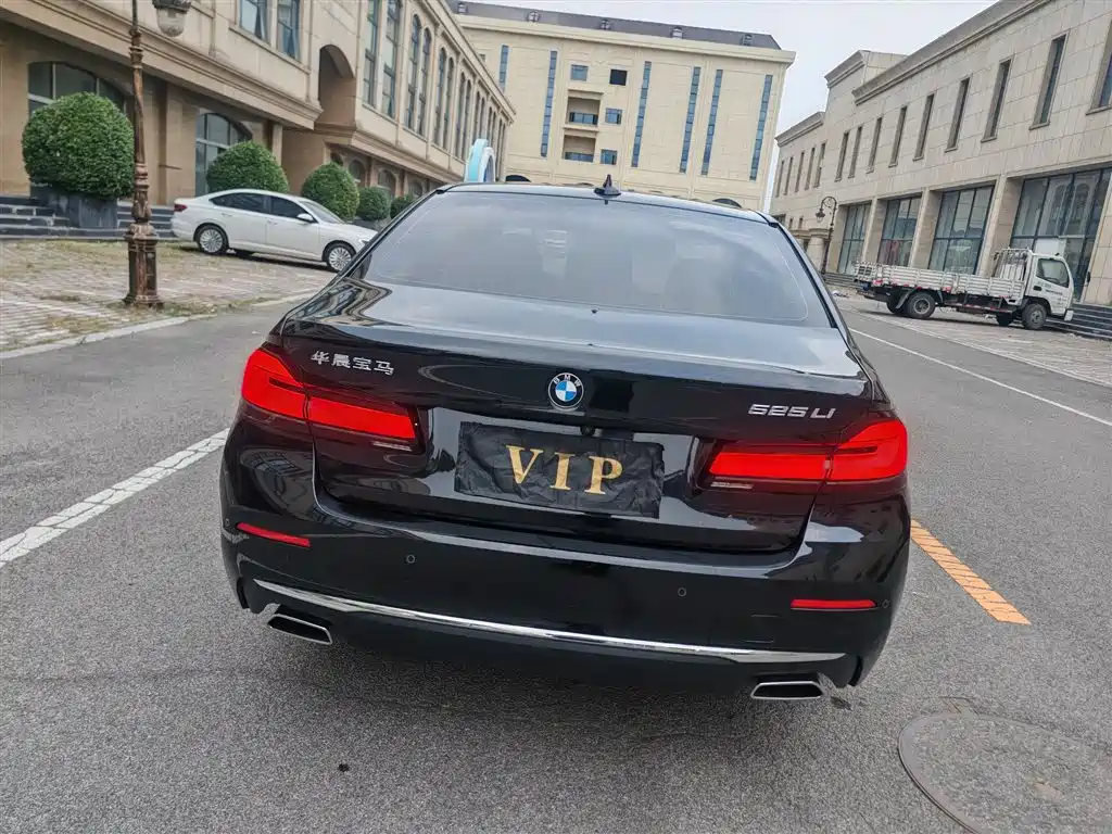 BMW 5 Series — миниатюра 14