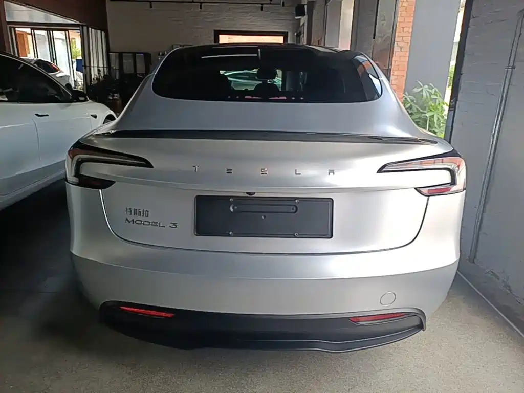 Tesla Model 3 — миниатюра 6