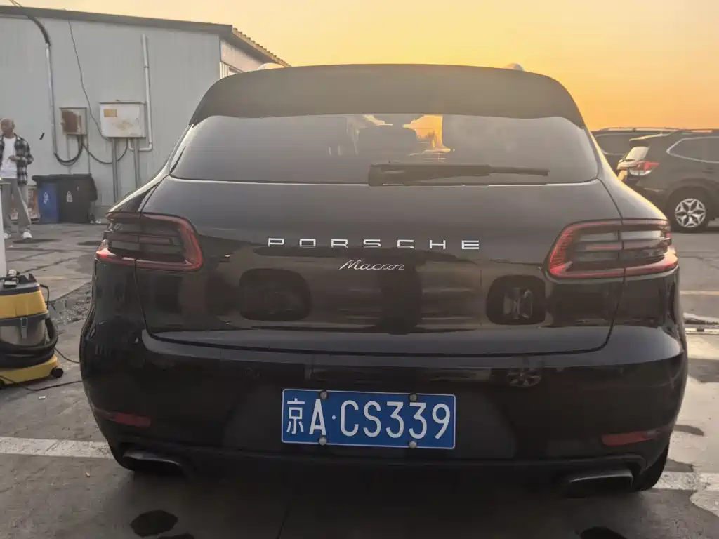 PORSCHE MACAN