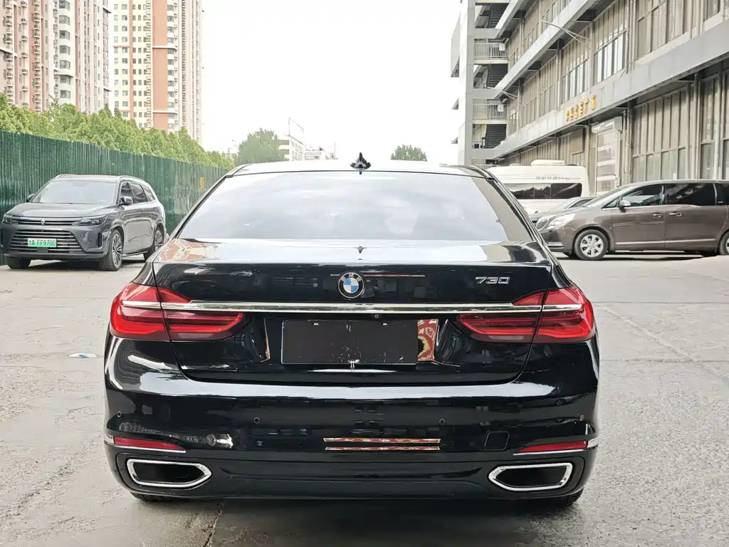 BMW 7 Series — миниатюра 9