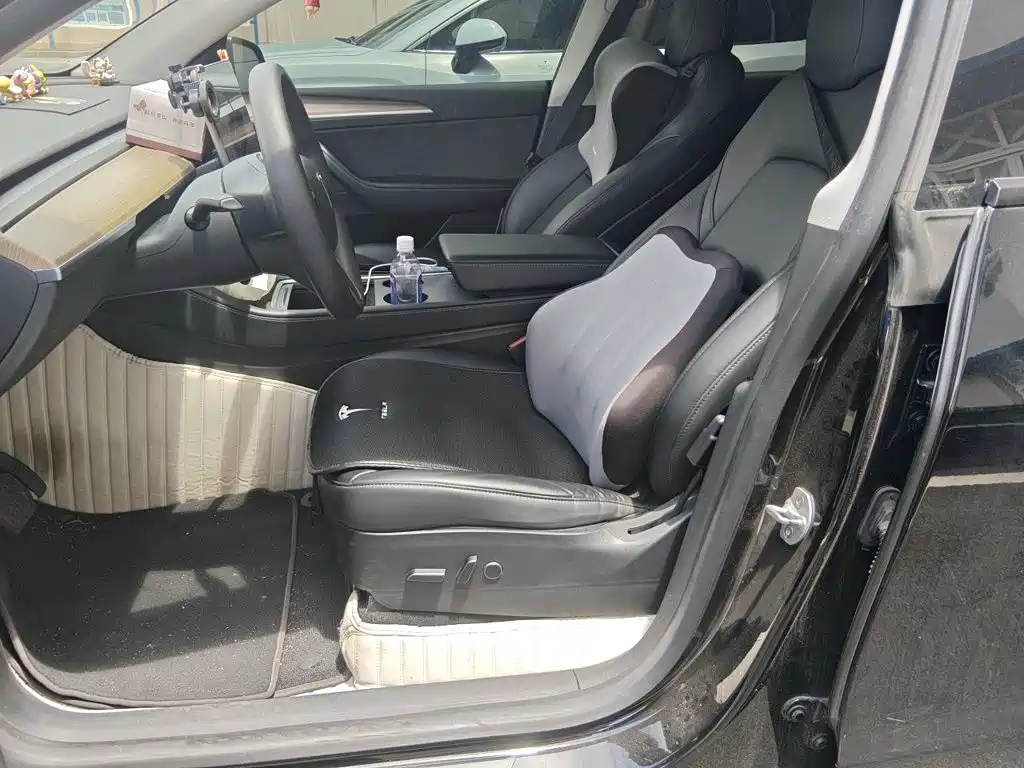 Tesla Model Y — миниатюра 8