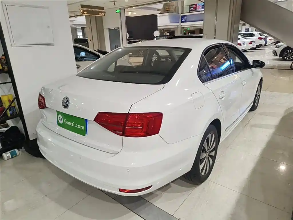Volkswagen Sagitar 2018 1.6L AT Comfort