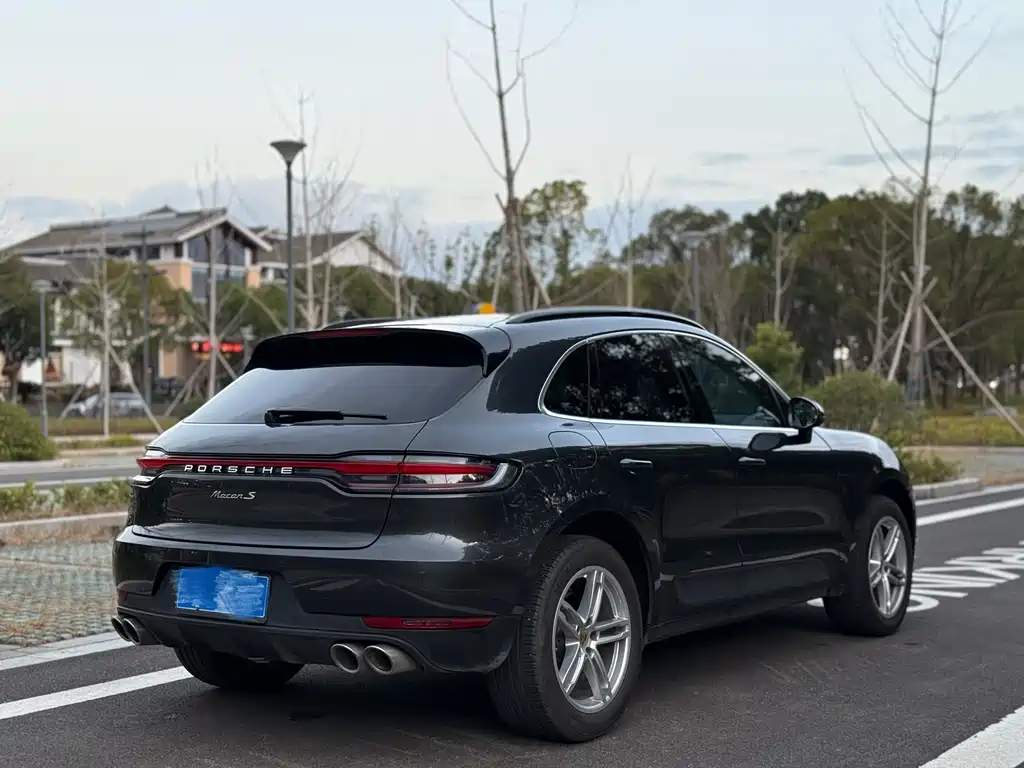 PORSCHE MACAN