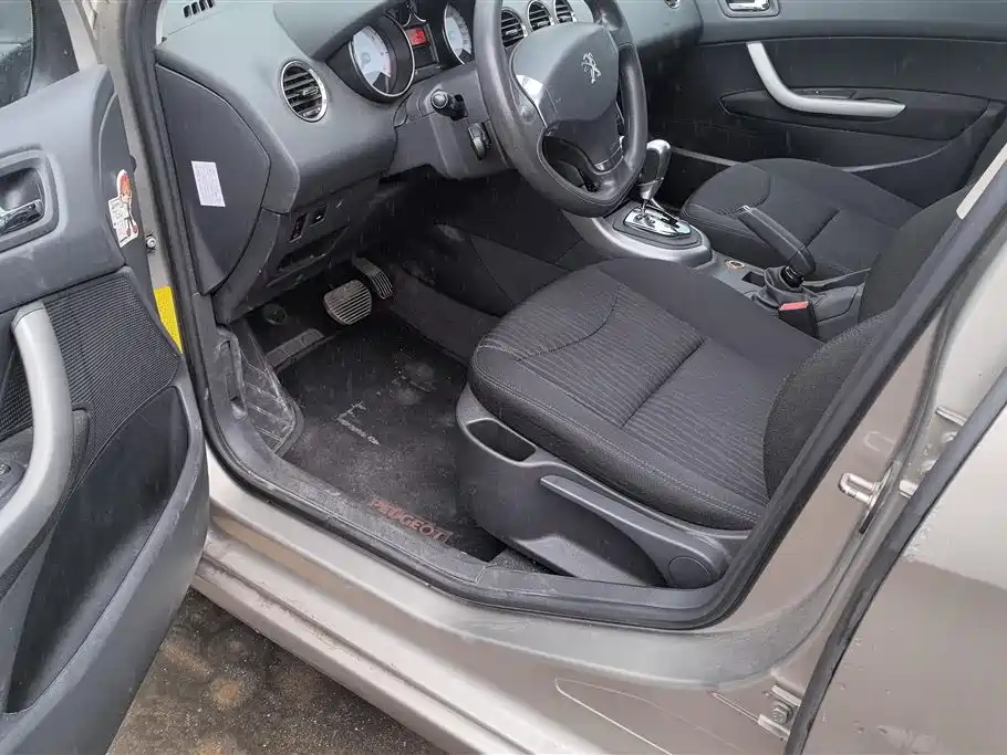 Peugeot 408 2013 2.0L AT Comfort