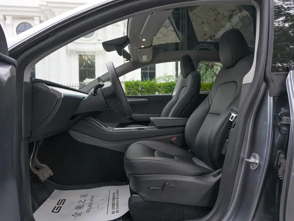 Tesla Model Y — миниатюра 17