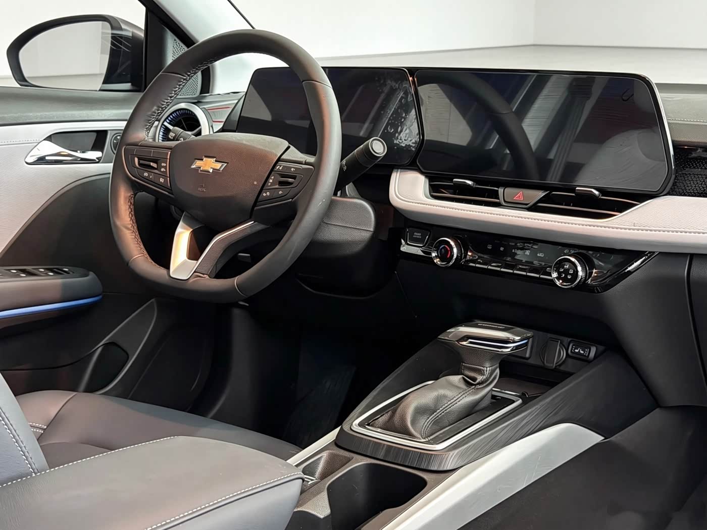 Chevrolet Monza 1.5 л 2024 г. Серебристо-серый, пробег 15000 км