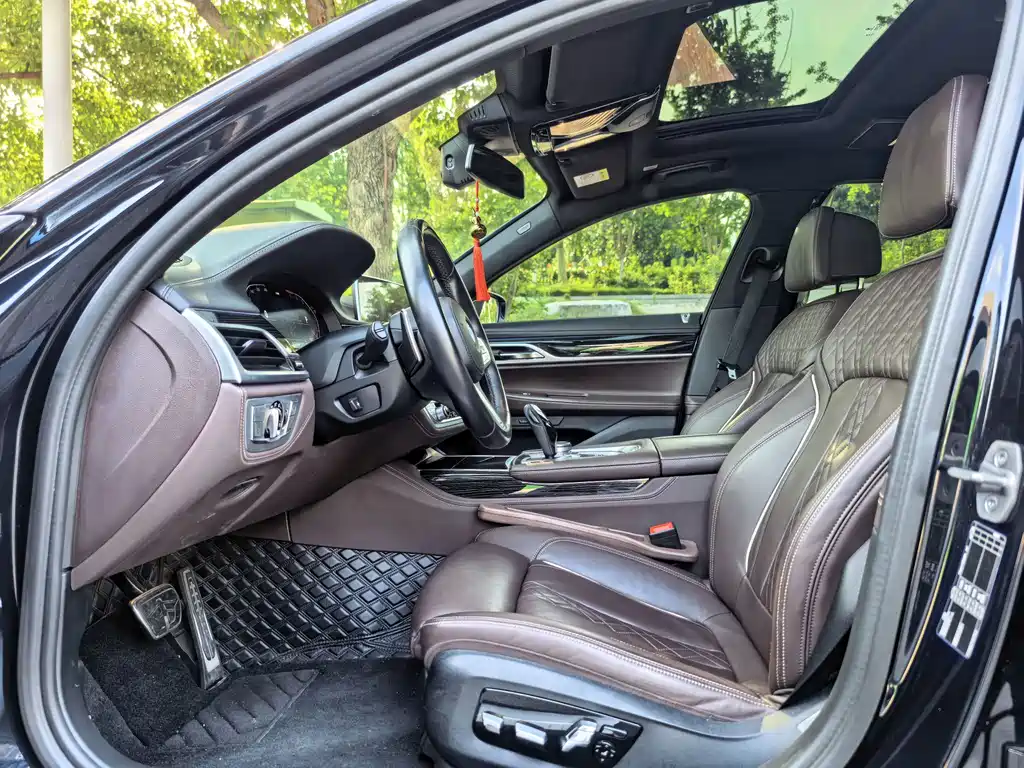 BMW 7 Series — миниатюра 17