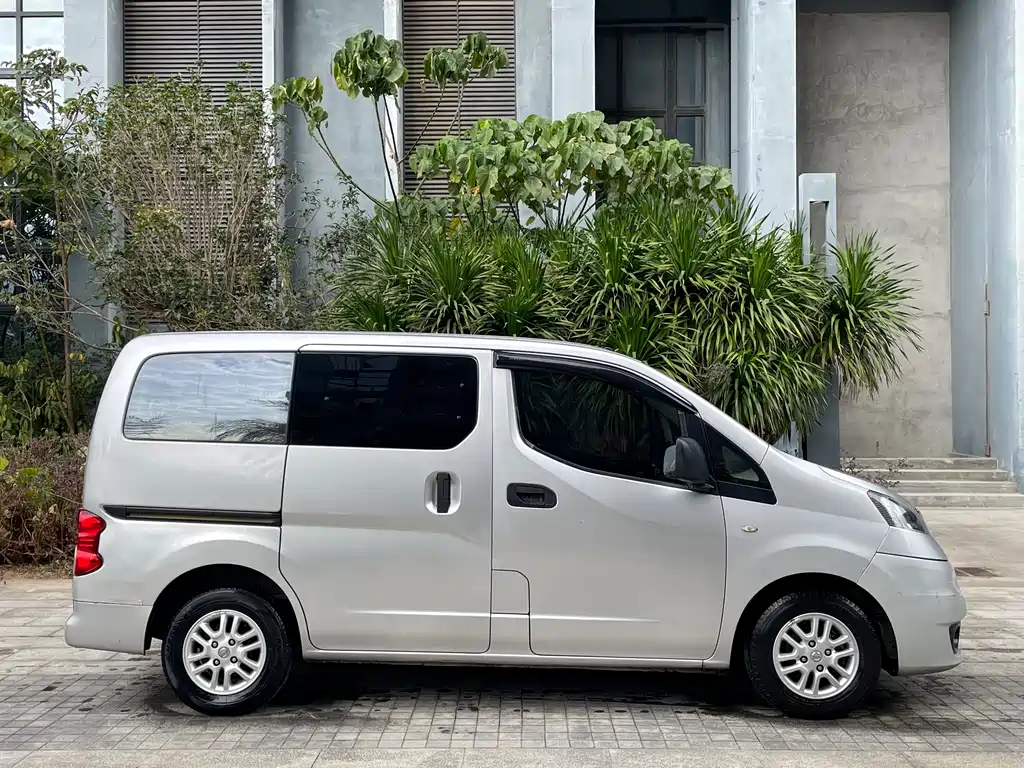 NISSAN NV200