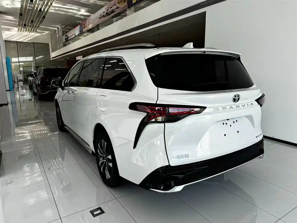 Toyota Granvia 2026 2.5L Luxury PLUS