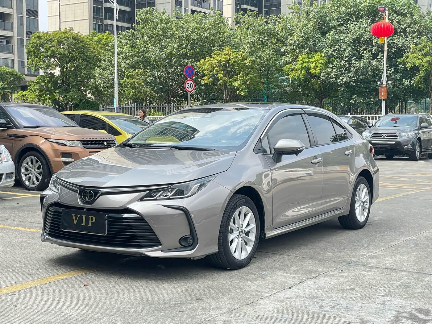 Toyota Corolla 1.2 л 2021 г. Серебристо-серый, пробег 13000 км