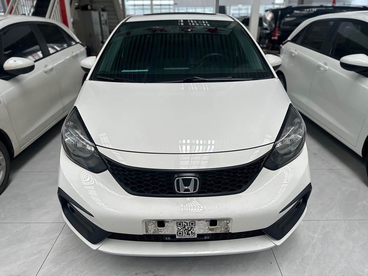 Honda Fit 1.5 л 2023 г. Белый, пробег 15000 км