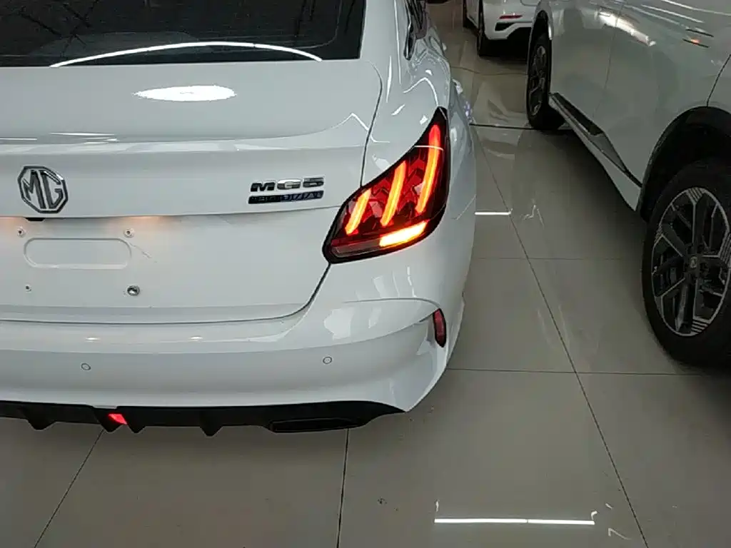 MG 5 2023 180DVVT CVT Luxury