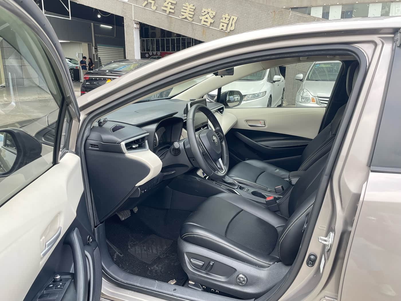 Toyota Corolla 1.2 л 2021 г. Серебристо-серый, пробег 13000 км
