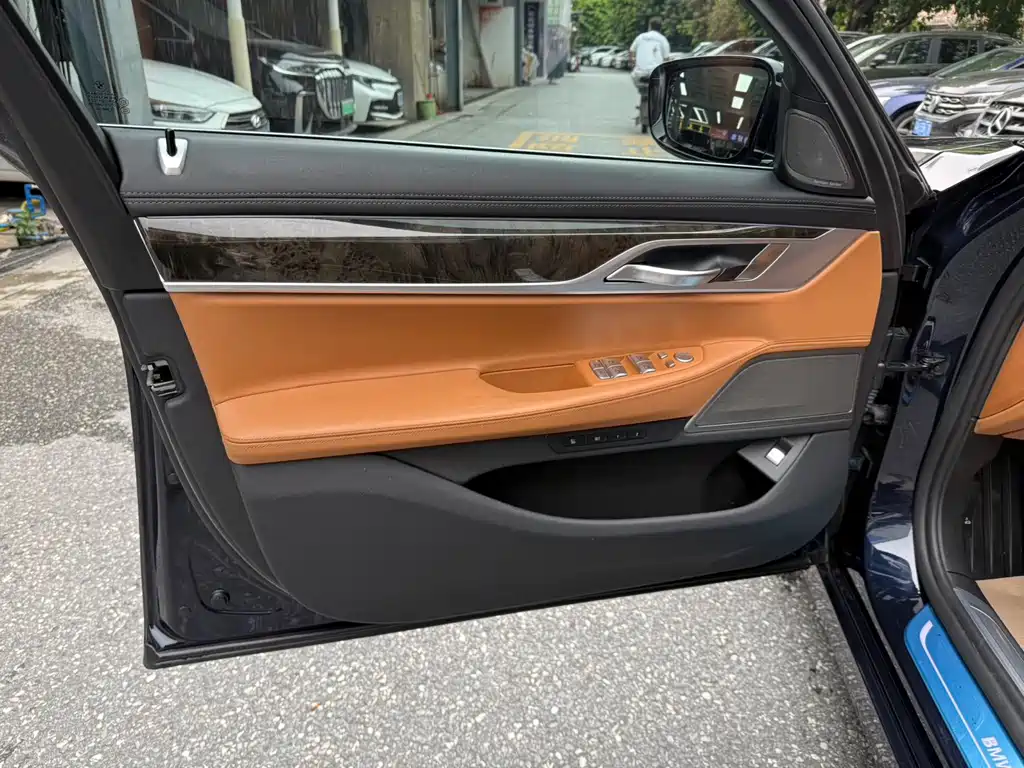 BMW 7 Series — миниатюра 16