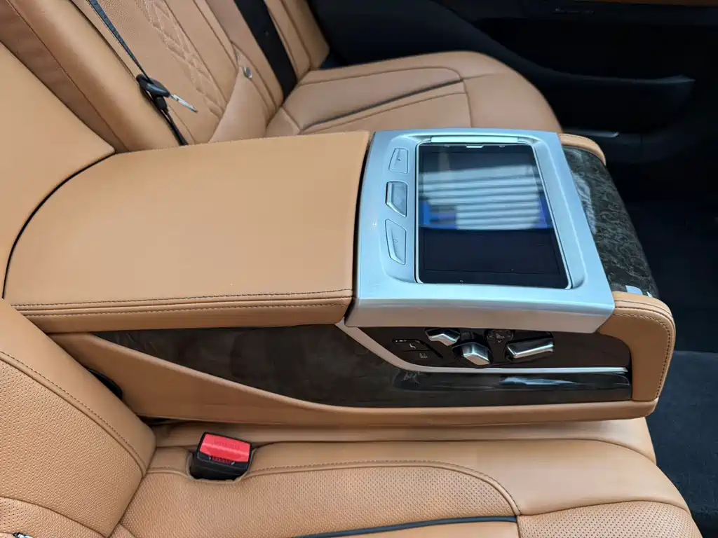 BMW 7 Series — миниатюра 30