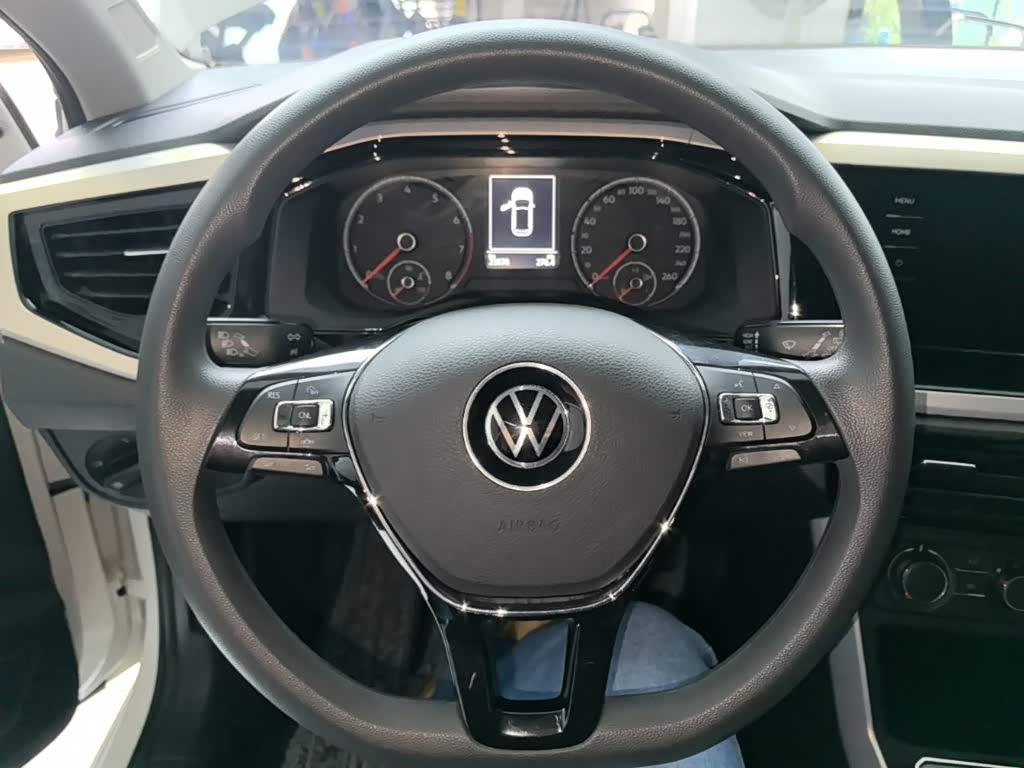 Volkswagen Polo 1.5 л 2022 г. Белый, пробег 23800 км