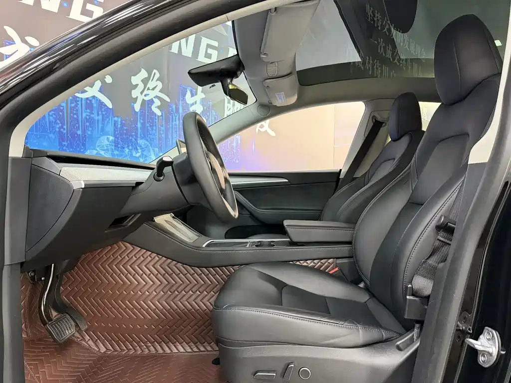 Tesla Model Y — миниатюра 8