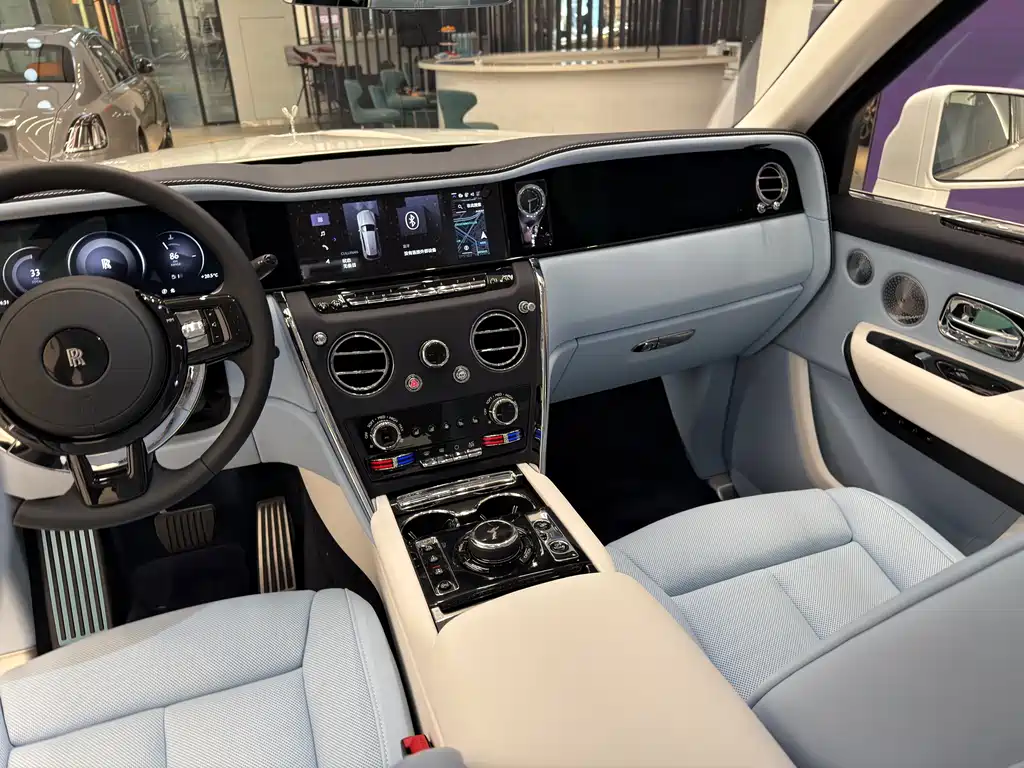 Rolls-Royce Cullinan 2026 мест