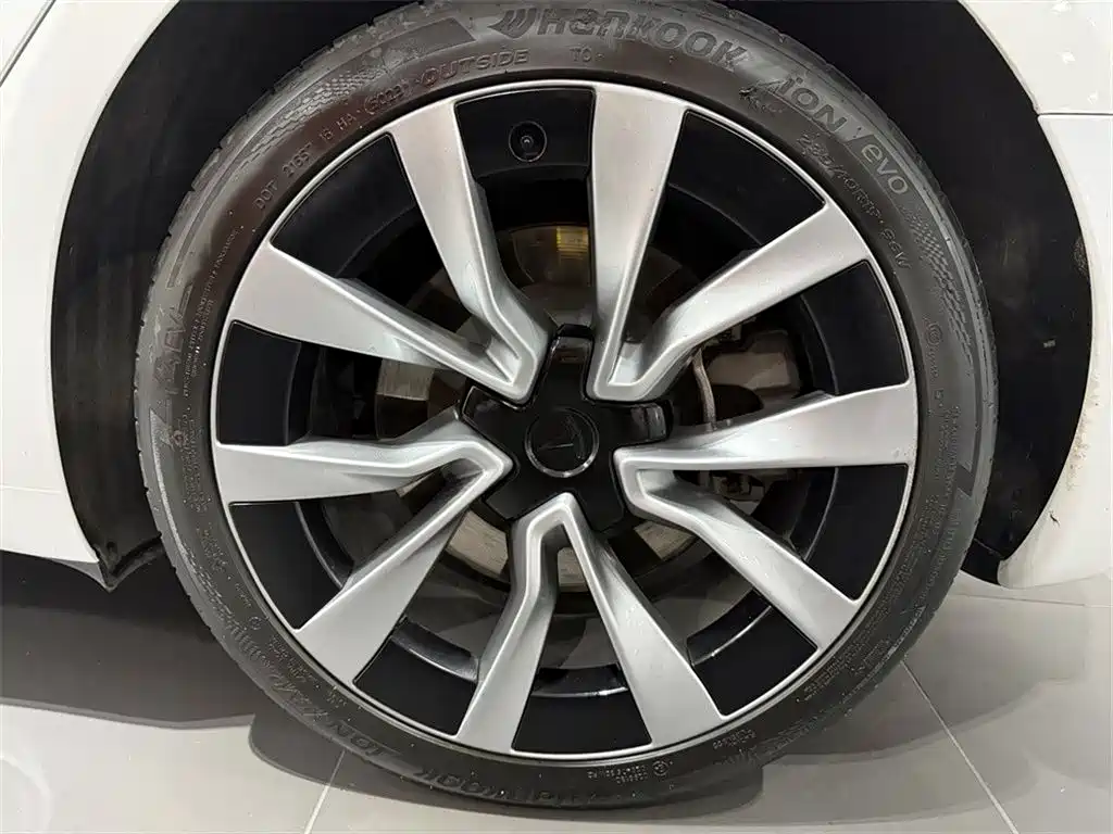 Tesla Model 3 — миниатюра 12
