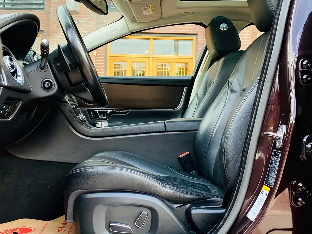 Jaguar XJ — миниатюра 10