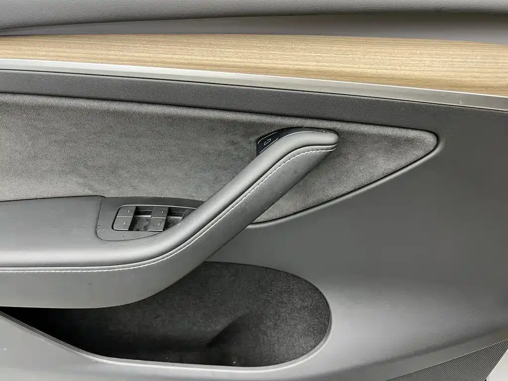 Tesla Model Y — миниатюра 17