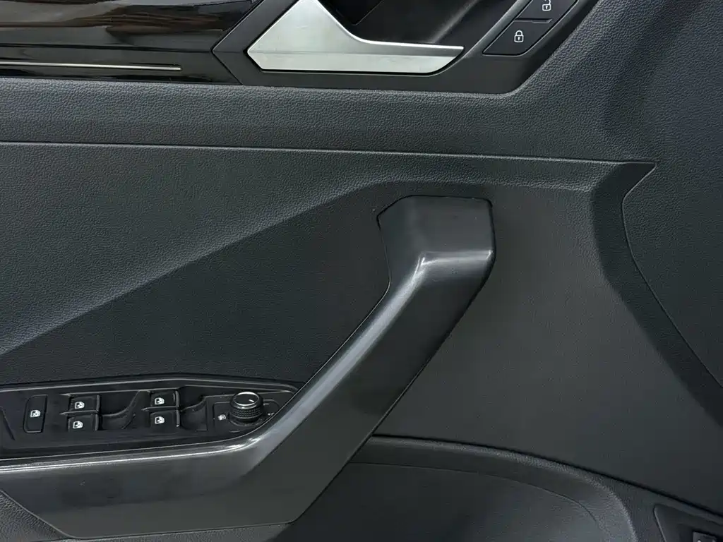 Volkswagen T-Roc — миниатюра 12