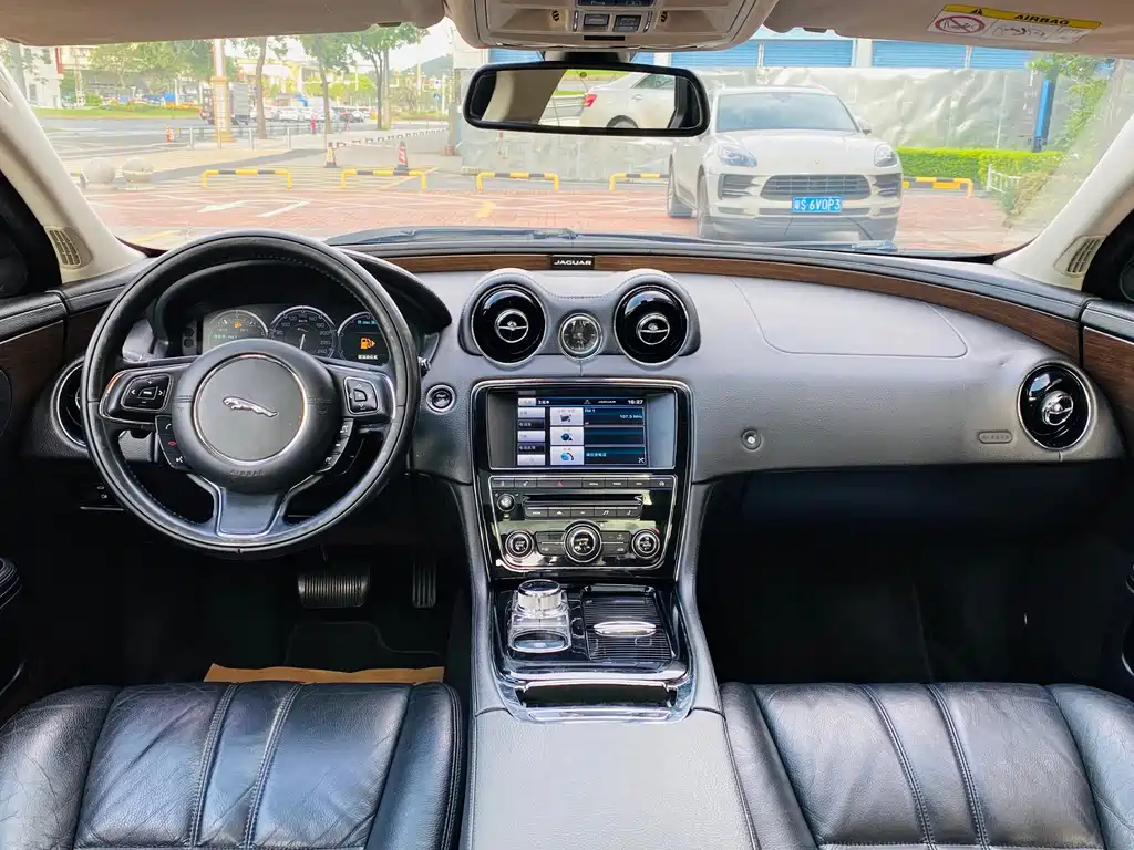 Jaguar XJ — миниатюра 17