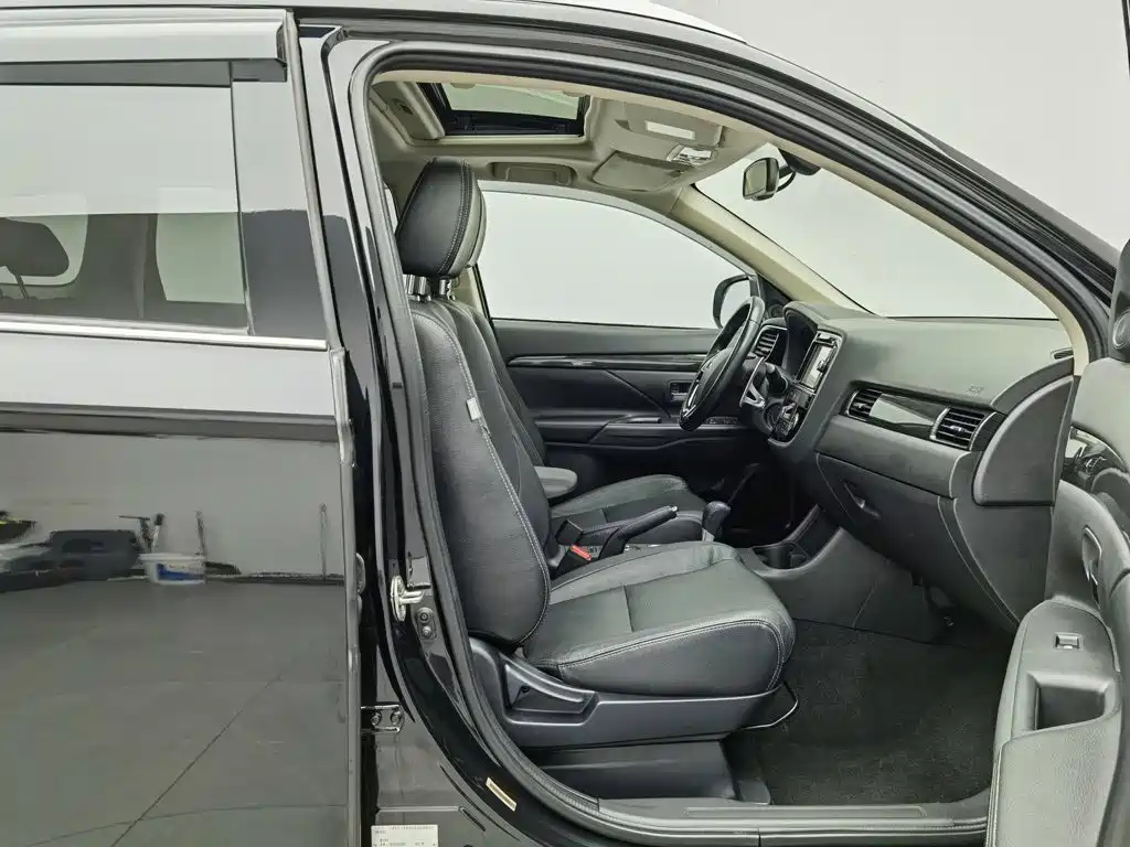 Mitsubishi Outlander (Import) — миниатюра 23