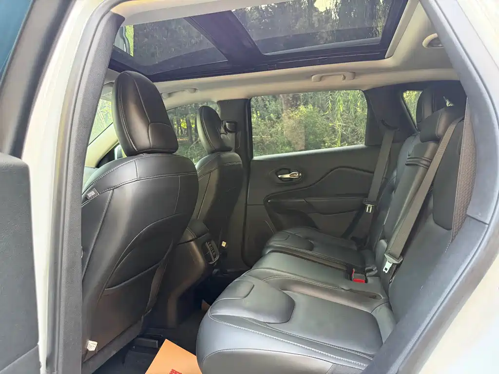 Jeep Cherokee — миниатюра 8