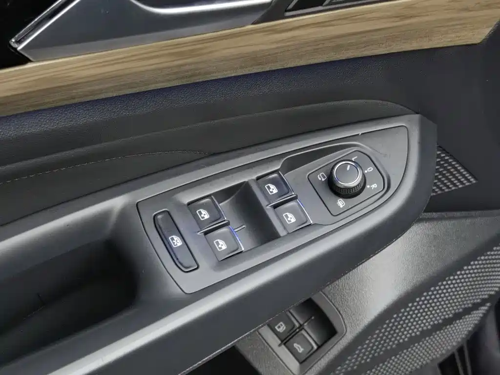 Volkswagen Passat PHEV — миниатюра 9