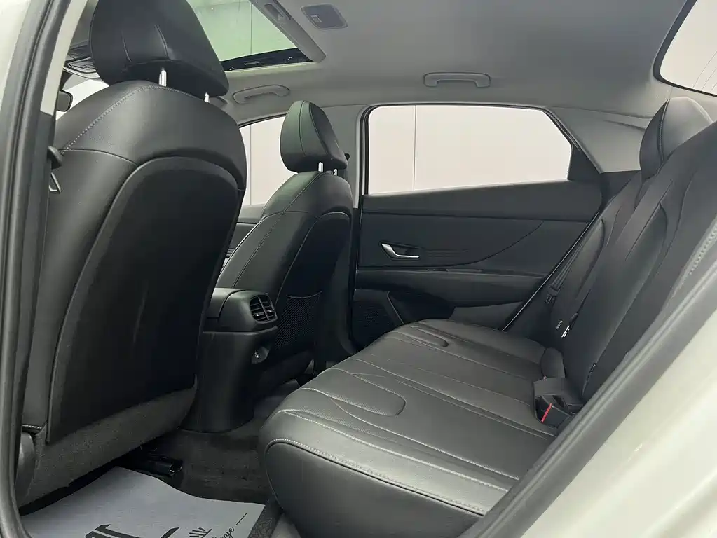 Hyundai Elantra — миниатюра 8