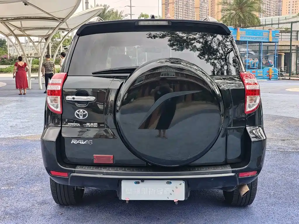 Toyota RAV4 — миниатюра 6