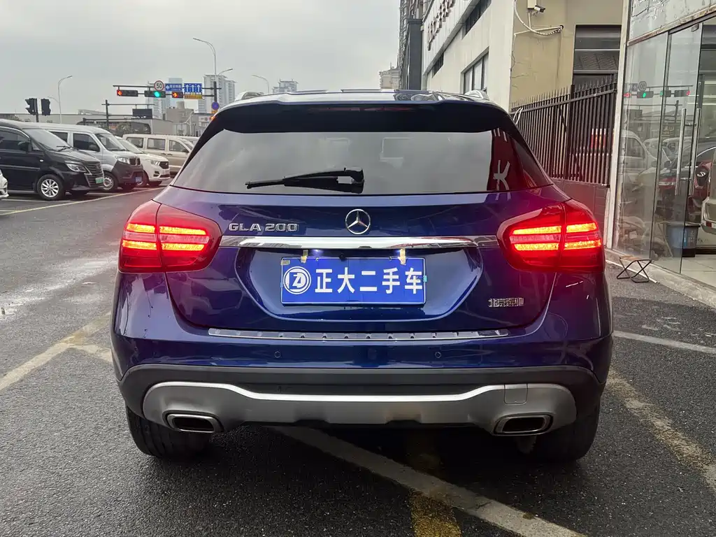 MERCEDES-BENZ GLA