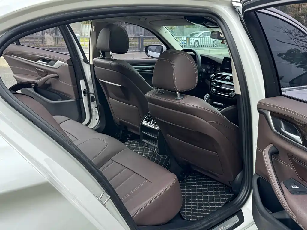 BMW 5 Series — миниатюра 12