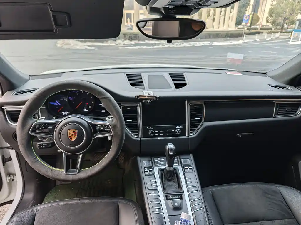 PORSCHE MACAN
