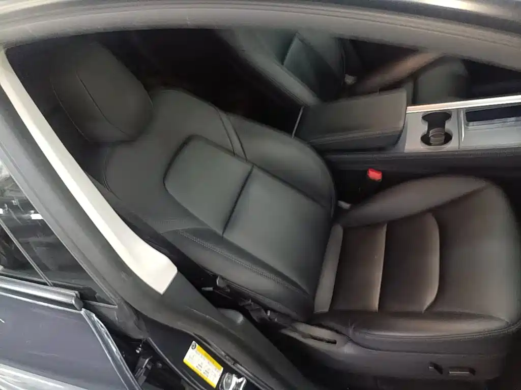 Tesla Model Y — миниатюра 25