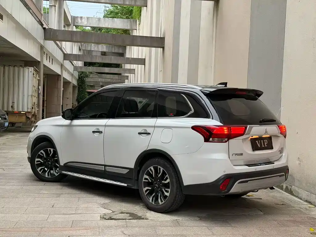 Mitsubishi Outlander — миниатюра 9