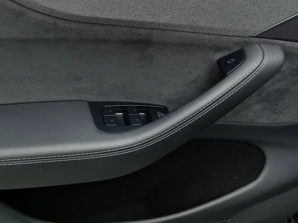 Tesla Model Y — миниатюра 9