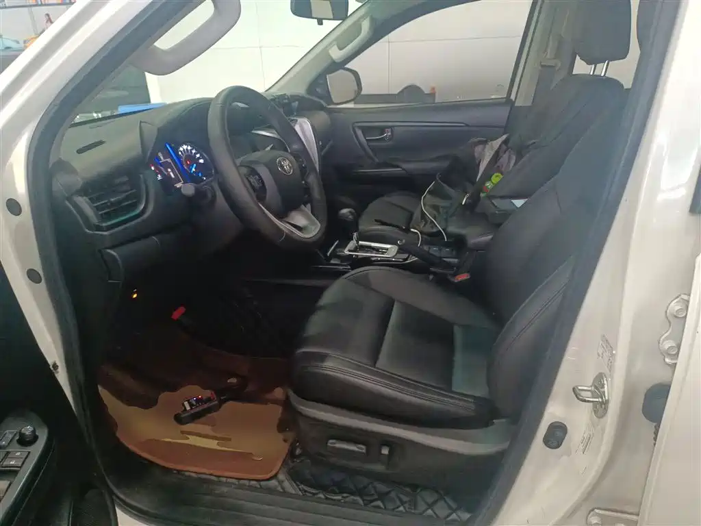 Toyota Fortuner — миниатюра 15