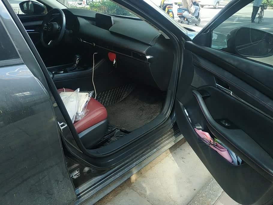Mazda Mazda3 Axela 2.0 л 2024 г. Серебристо-серый, пробег 30900 км