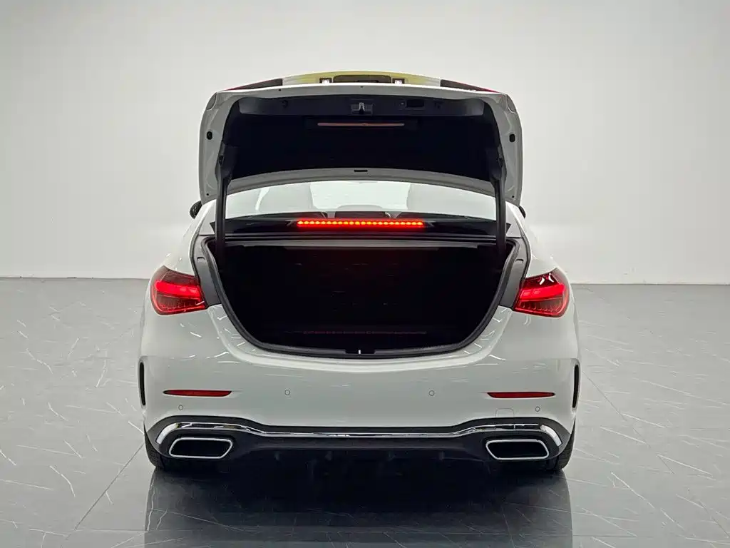 Mercedes-Benz C-Class 2024 — фото 10